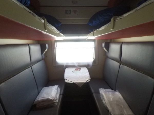 夜行列車の車内